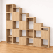 Treppenunterschrank mit maßgefertigten Aufbewahrungswürfeln
